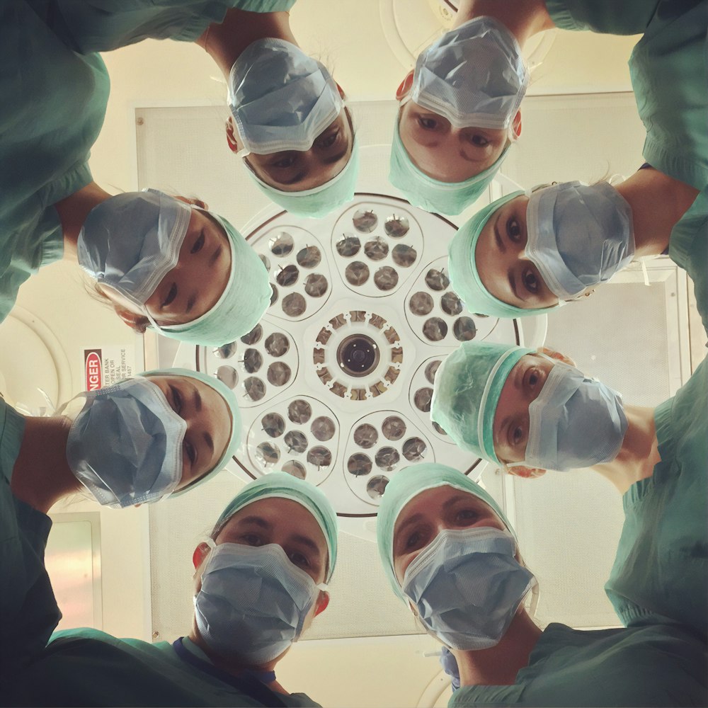 Equipo médico diverso apoyando a comunidad latina