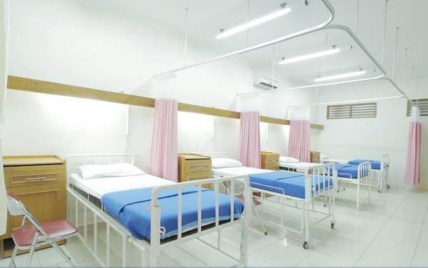 Equipo médico en clínica moderna